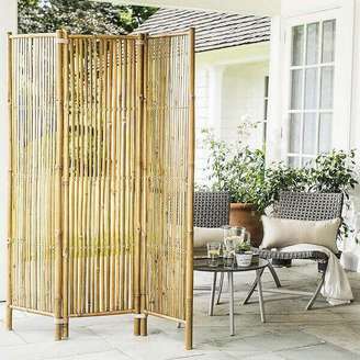 1- O biombo de bambu é uma estrutura leve e versátil na decoração de salas e varandas. Fonte: Build You