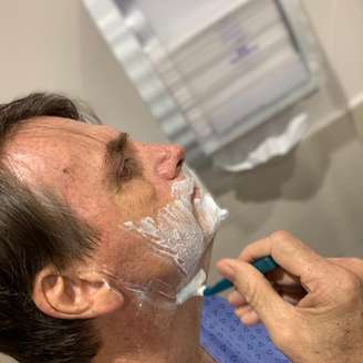 Presidente publicou uma foto fazendo a barba no hospital