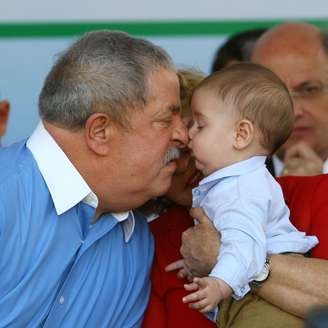 O ex-presidente Lula brinca com seu neto Arthur, durante a cerimônia de inauguração da UPA (Unidade de Pronto Atendimento) Alves Dias / Assunção em São Bernardo do Campo, em 2012