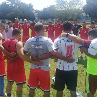 Jogadores do Bragantino-PA fazem oração durante treinamento