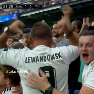 Torcedor usa camisa com o nome de atacante do Bayer durante partida do Real Madrid (Reprodução)