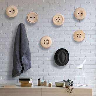 1. Gancho de parede em formato de botões encanta a decoração deste ambiente. Fonte: Pinterest