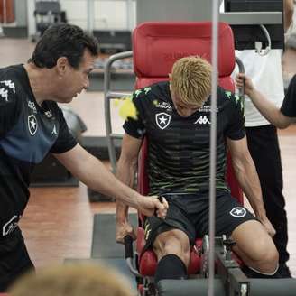 Honda com o preparador físico do Botafogo (Foto: Divulgação)