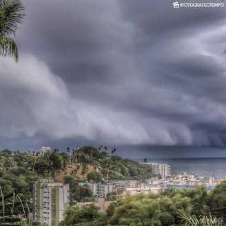 Frente fria no oceano deixou tempo instável na capital baiana e trouxe chuva e ventos fortes no último domingo, 23.