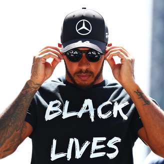 Lewis Hamilton se destaca nas pistas e também por sua luta antirracista 