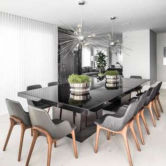 1. Mesa de jantar preta com cadeiras cinza – Via: Pinterest