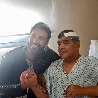 Maradona ao lado de seu médico pessoal, doutor Leopoldo Luque, pouco tempo após a cirurgia na cabeça (Foto: Reprodução/Instagram)