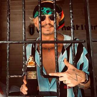 Johnny Depp debocha de sua situação com foto de troféu atrás das grades