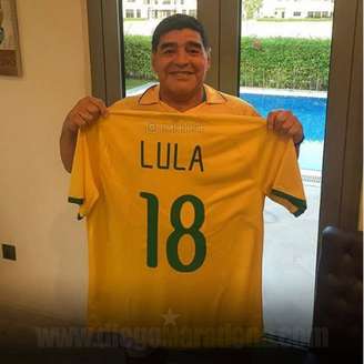Maradona com uma camisa entregue por Lula (Foto: Reprodução/ Instagram)