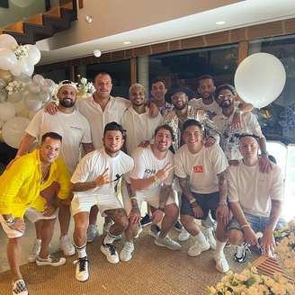 Neymar reuniu alguns amigos em sua mansão em Mangaratiba