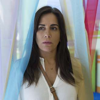 Glória Pires em cena do policial "A Suspeita", que estará no Festival de Gramado