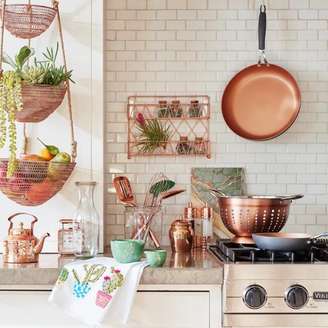 1. Cozinha organizada com utensílios rose gold – Foto REal Simple