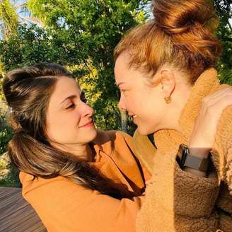 A atriz Fernanda Souza assume namoro com Eduarda Porto.