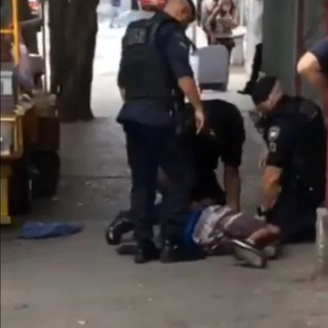 Guarda civil de SP coloca joelho no pescoço de homem negro