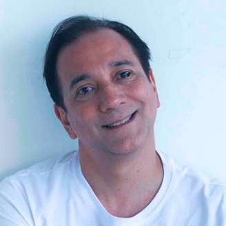 Vocalista do Biquini Cavadão faz alerta após retirar tumor do olho