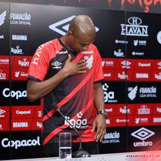 Fernandinho foi apresentado no Athletico nesta segunda-feira (José Tramontin/athletico.com.br)