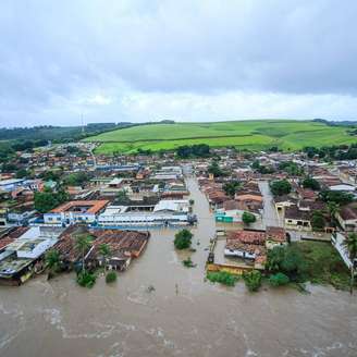 Paulo Dantas, governador de Alagoas, visitou e sobrevoou municípios afetados pelas chuvas no Estado