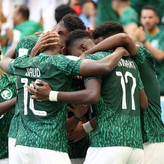 Jogadores da Arábia Saudita comemoram vitória