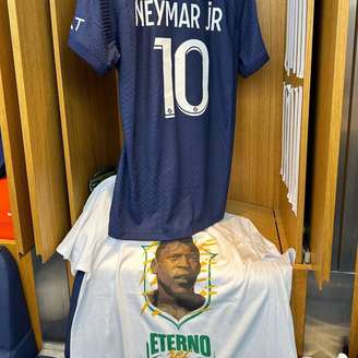 Neymar publicou foto de camiseta em homenagem a Pelé antes de estreia pelo PSG neste ano.