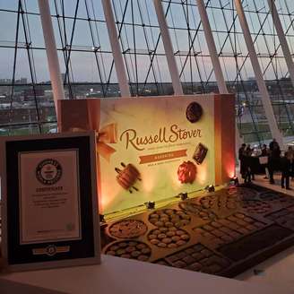 Maior caixa de chocolates do mundo pesa mais de 2 toneladas e bate recorde oficial do Guinness Book.