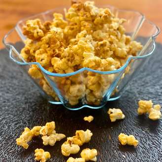 Pipoca doce, igual a do pipoqueiro, feita em casa.