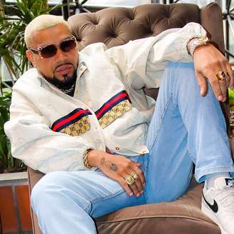 Naldo faz dieta com suplementos para mudar corpo até o carnaval