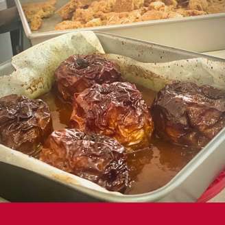 MAÇÃS ASSADAS COM CANELA E LIMÃO E CRUMBLE DE GENGIBRE