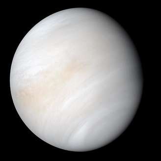 Vênus tem outras peculiaridades: é o único planeta do Sistema Solar de rotação retrógrada. Gira no sentido oposto ao de todos os outros planetas. Isso indica um passado violento