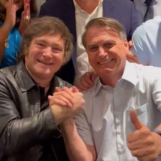 O presidente da Argentina, Javier Milei (à esquerda), e o ex-presidente Jair Bolsonaro (à direita).