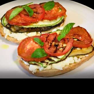 BRUSCHETTA COM LEGUMES GRELHADOS E QUEIJO