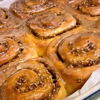 CINNAMON ROLL (PÃO DOCE DE CANELA)