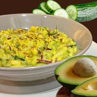 SALADA DE PEPINO E ABACATE