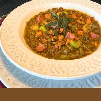 SOPA DE LENTILHA COM LINGUIÇA E SÁLVIA