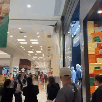 Teto de shopping desaba