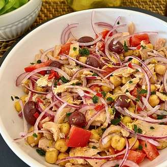 SALADA DE GRÃO DE BICO COM ATUM