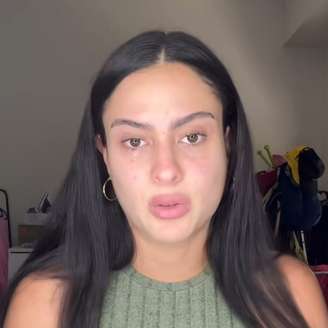 A influenciadora Hana Khalil chora ao falar sobre importunação sexual sofrida em um restaurante.