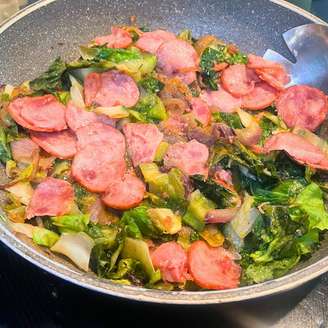 ESCAROLA REFOGADA COM CEBOLA CARAMELIZADA E CALABRESA