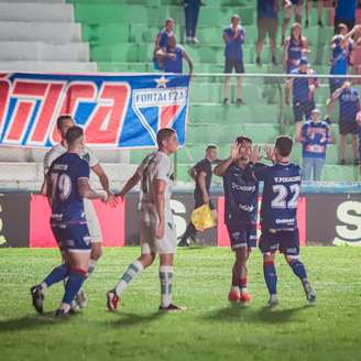 Elenco do Fortaleza celebra gol marcado. 