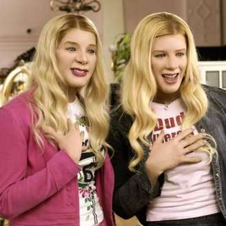 Os policiais Marcus e Kevin, vividos pelos irmãos Wayans, fingem que são loiras mimadas em “As Branquelas”.