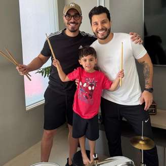 João Vicente, Murilo Huff e Léo após aula de bateria do garoto de 5 anos.