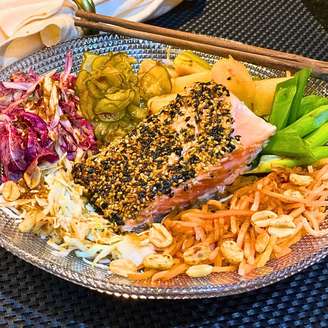 SALADA ASIÁTICA COM SALMÃO