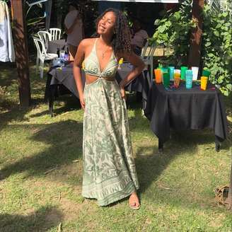 Karen Silva em foto recente compartilhada nas redes sociais; cantora participou do The Voice Kids em 2020 e morreu aos 17 anos após sofrer AVC hemorrágico.