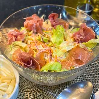 SALADA JULIANA COM PARMESÃO E PRESUNTO CRU