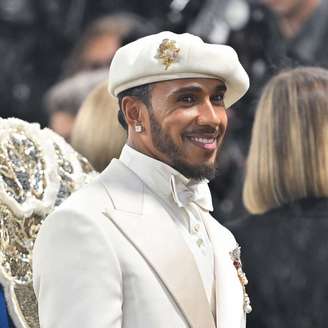 Lewis Hamilton no Met Gala 2025 como co-anfitrião do baile