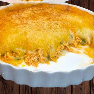 Escondidinho de frango com purê de mandioca cremoso