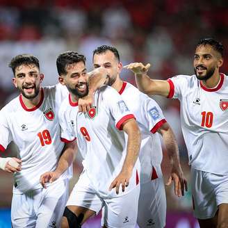Seleção da Jordania comemorando a classificação inédita para a Copa do Mundo 