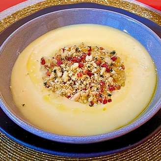SOPA CREMOSA DE MANDIOCA COM FAROFA CROCANTE