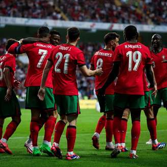 Cristiano Ronaldo junto com Diogo Jota e outros jogadores de futebol