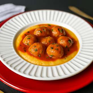 ALMÔNDEGAS DE FRANGO ASSADAS COM MOLHO PRÁTICO DE TOMATE