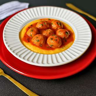 Um prato fácil e completo, sem glúten e sem lactose: almôndegas de frango com molho de tomate fácil e saboroso